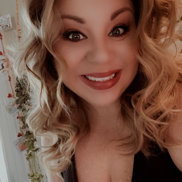 Meet your Posher, Tia - Picture 2 of 4